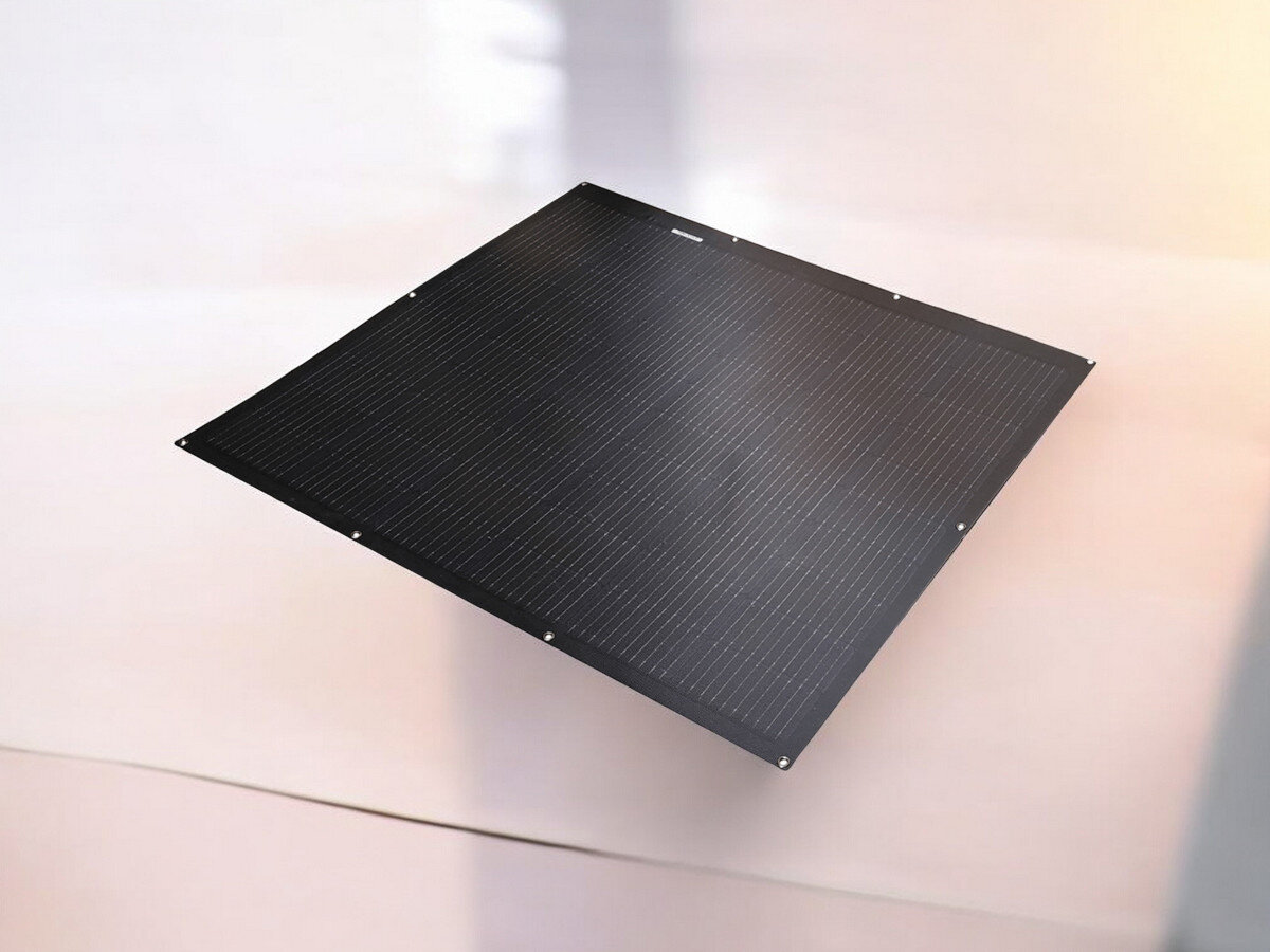 Panel fotowoltaiczny Sunman SMF200J 200W, wysoka wydajność, 200W, 60 ogniw, energia słoneczna, Panel Sunman SMF200J przedstawiony na tle o jasnym świetle, widoczna ultracienka i płaska konstrukcja.