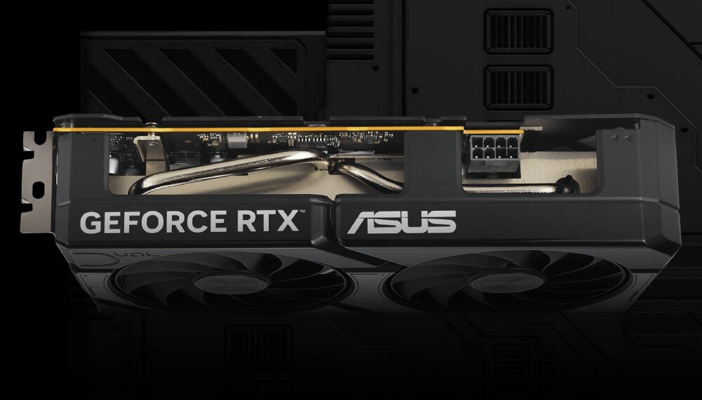 Karta graficzna ASUS Dual GeForce RTX 5060 OC Edition 8GB Boczny widok karty graficznej z logotypami 'GEFORCE RTX' i 'ASUS', dwoma wentylatorami oraz ośmiopinowym złączem zasilania