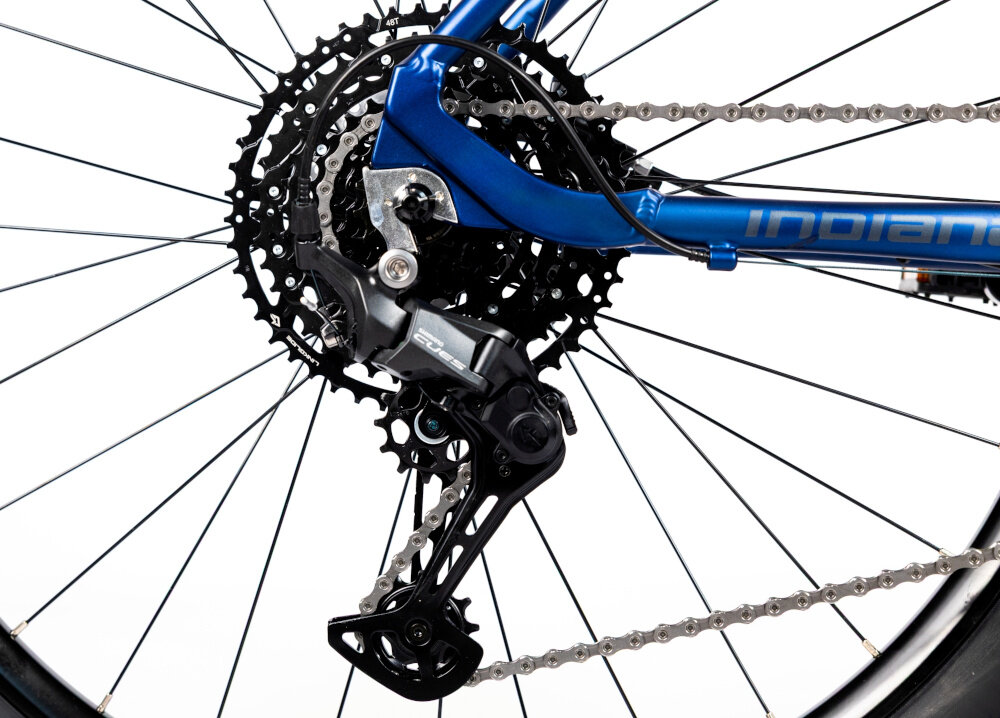 Rower górski MTB INDIANA X-Pulser 3.9 M19 29 cali męski Granatowo-srebrny zbliżenie na tylną przerzutkę przerzutki marki przerzutki marki SHIMANO 10 biegów tylny napęd SHIMANO CUES niewiarygodnie płynna i szybka zmiana przełożeń wytrzymałość