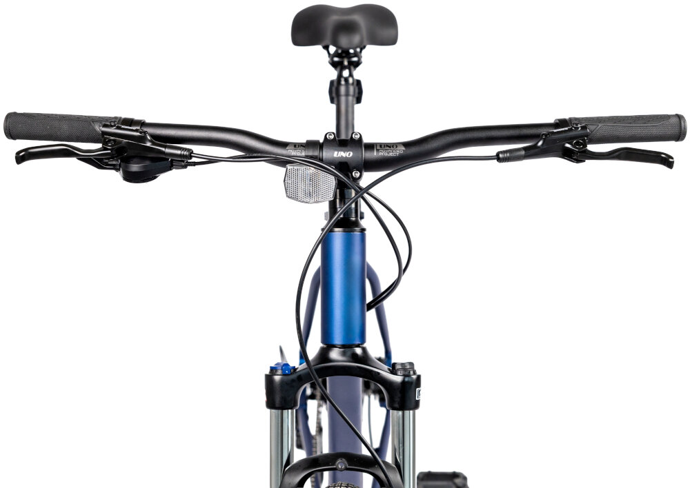 Rower górski MTB INDIANA X-Pulser 3.9 M19 29 cali męski Granatowo-srebrny zbliżenie na kierownicę kierownica widoczna od przodu kierownica marki UNO typu HBRB11 aluminiowy wspornik UNO typu UNOAS031 lekkość trwałość manetki pokryte antypoślizgowym materiałem pewny chwyt