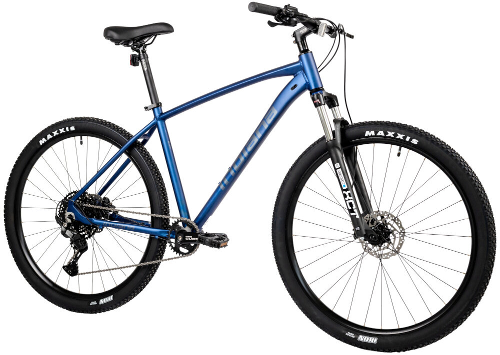 Rower górski MTB INDIANA X-Pulser 3.9 M17 29 cali męski Granatowo-srebrny rower na białym tle widoczny od przodu po skosie góral pojazd dla sportowców do jazdy wyczynowej uniwersalny dla amatorów zwrotny łatwo wchodzi w zakręty do jazdy w mieście za miastem w lesie na górskim szlaku w błocie nie za głębokim piachu