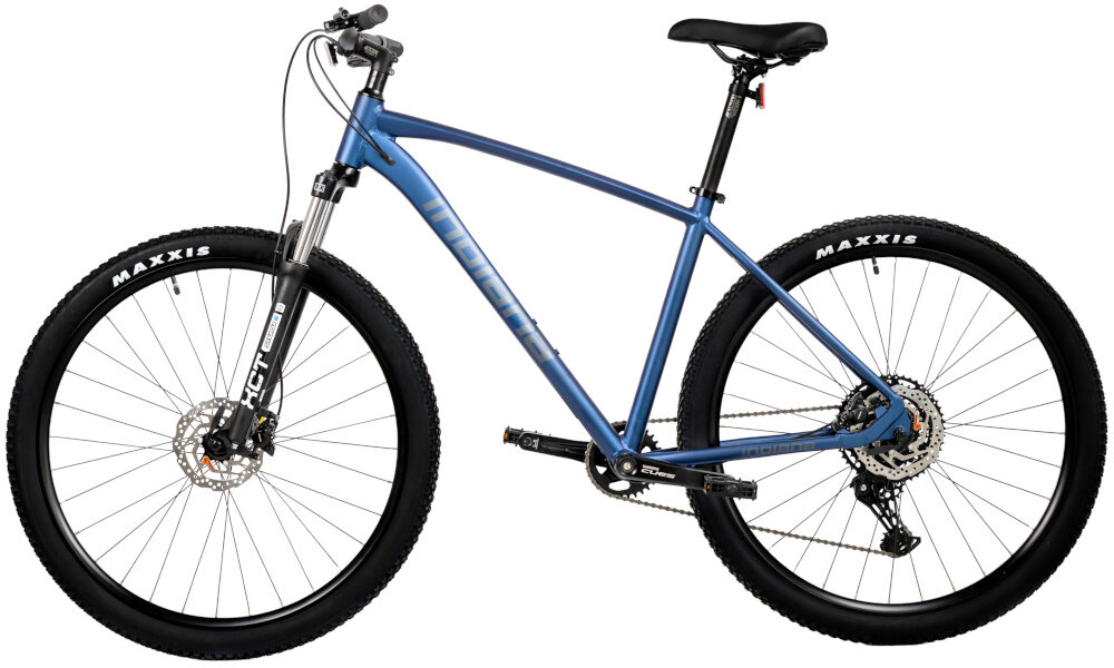 Rower górski MTB INDIANA X-Pulser 3.9 M17 29 cali męski Granatowo-srebrny rower na białym tle widoczny z boku specjalne gwinty możliwość przymocowania uchwytu na bidon odblaski dobrze widoczny na drodze bezpieczna jazda
