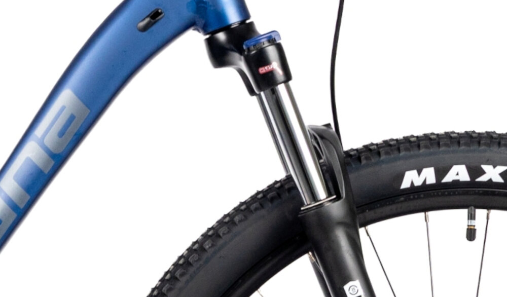 Rower górski MTB INDIANA X-Pulser 3.9 M21 29 cali męski Granatowo-srebrny zbliżenie na amortyzator rower typu hardtail przedni amortyzator marki SUNTOUR typ XCT DS. HLO 29 długość skoku 100 mm ułatwia najeżdżanie na przeszkody niweluje wstrząsy niska masa roweru duża sztywność regulacja za pomocą sprężyny obsługa poprzez pokrętło na goleni