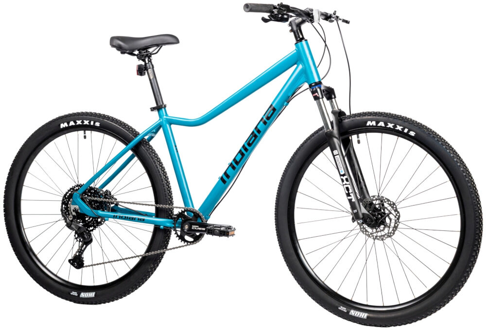 Rower górski MTB INDIANA X-Pulser 3.9 D16 29 cali damski Niebiesko-czarny rower na białym tle widoczny od przodu po skosie góral pojazd dla sportowców do jazdy wyczynowej uniwersalny dla amatorów zwrotny łatwo wchodzi w zakręty do jazdy w mieście za miastem w lesie na górskim szlaku w błocie nie za głębokim piachu