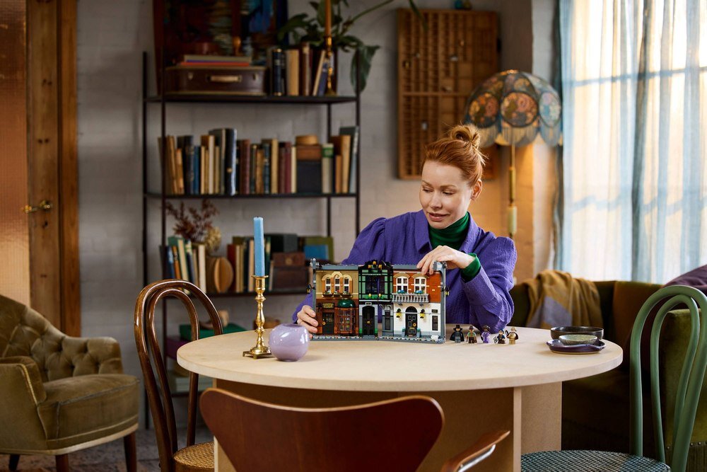 LEGO 10351 ICONS Sherlock Holmes: Book nook  człowiek bawi się zestawem model kolekcjonerski książka bohaterowie elementy   