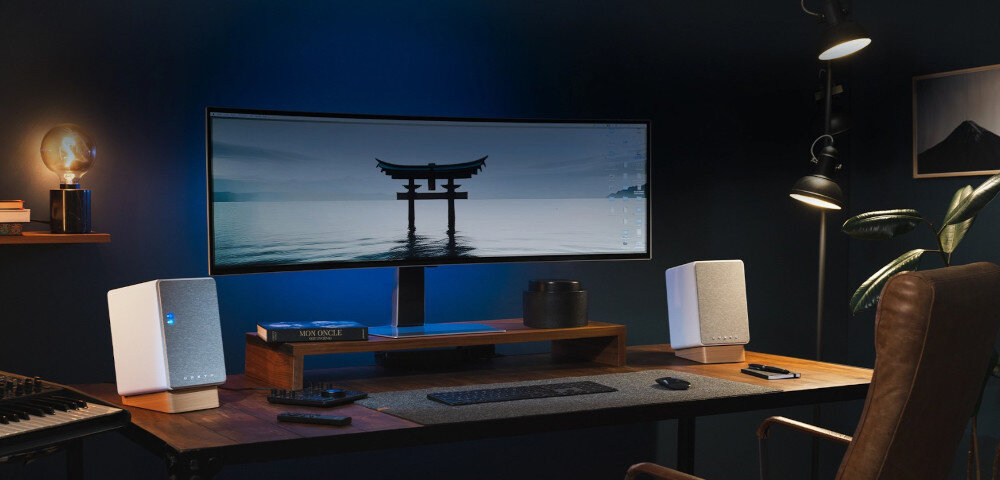 Kolumny głośnikowe ONKYO GX-30ARC USB-C HDMI ARC Bluetooth 5.3 AUX połączenia przewodowe i bezprzewodowe, głośniki stojące na biurku obok monitora