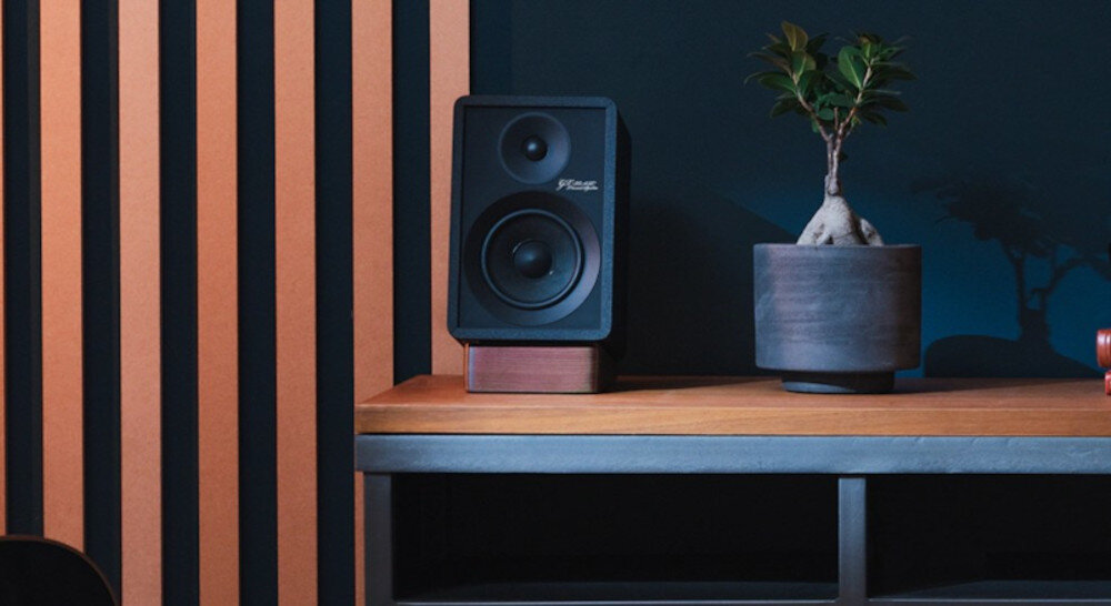 Kolumny głośnikowe ONKYO GX-30ARC wzmacniacz klasy D DSP dźwięk profesjonalny, głośnik stojący na komodzie obok kwiatka