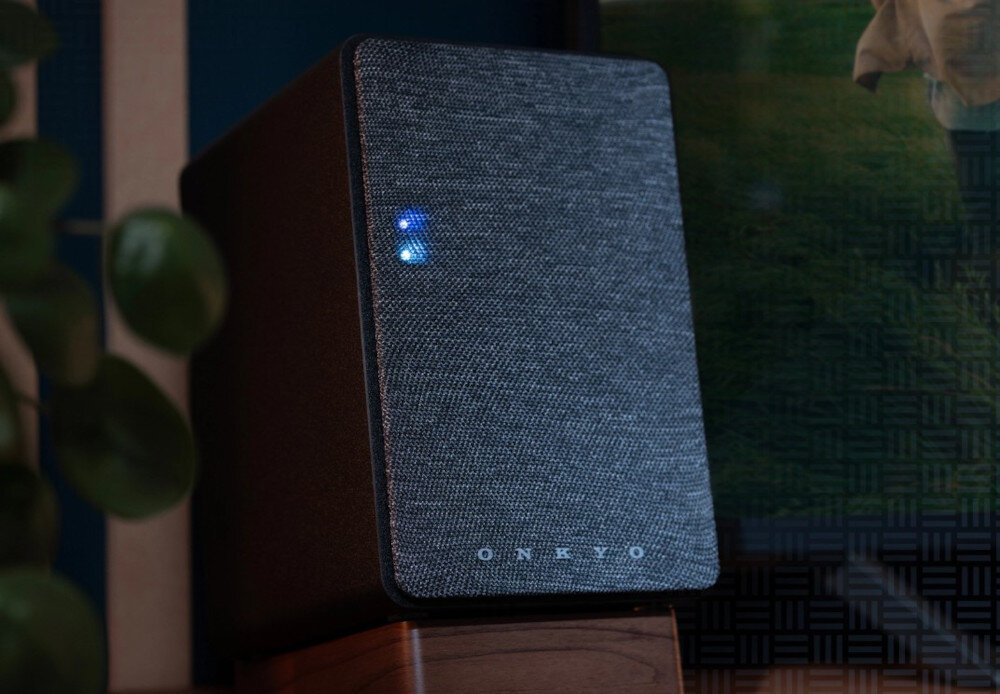 Kolumny głośnikowe ONKYO GX-30ARC MDF design minimalistyczny estetyczny, głośnik stojący w pomieszczeniu