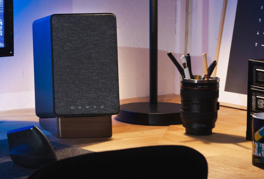 Kolumny głośnikowe ONKYO GX-30ARC bi-amplification dwa wzmacniacze klarowność bas wysokie tony, głośnik stojący na ziemi obok lampy