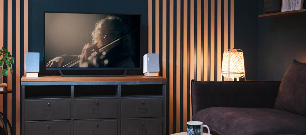 Kolumny głośnikowe ONKYO GX-30ARC pasmo 55-20000 Hz skuteczność 115 dB, głośniki stojące na komodzie obok telewizora