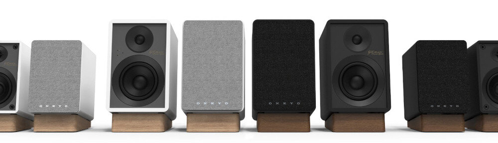 Kolumny głośnikowe ONKYO GX-10DB nowoczesne audio kompaktowe podstawkowe, szereg kolumn w dwóch kolorach na białym tle