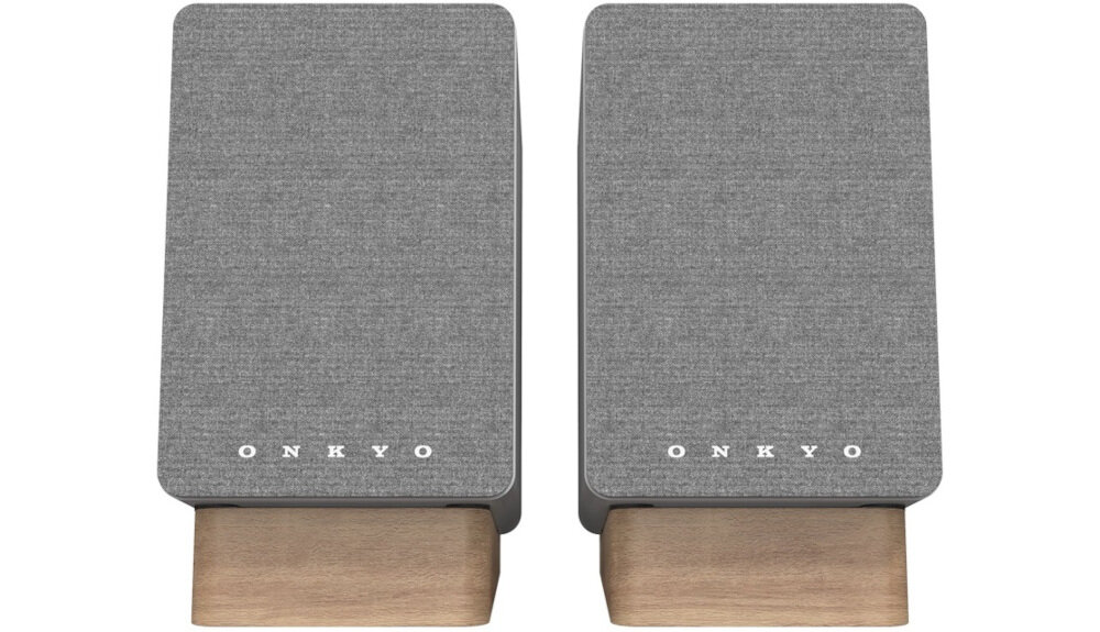 Kolumny głośnikowe ONKYO GX-10DB moc RMS 30W efektywne brzmienie, głośniki od frontu na białym tle