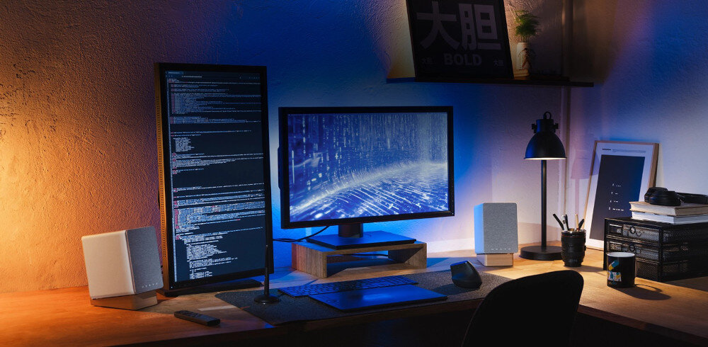 Kolumny głośnikowe ONKYO GX-10DB USB-C Bluetooth 5.3 przewodowe połączenia, głośniki stojące na biurku obok monitora