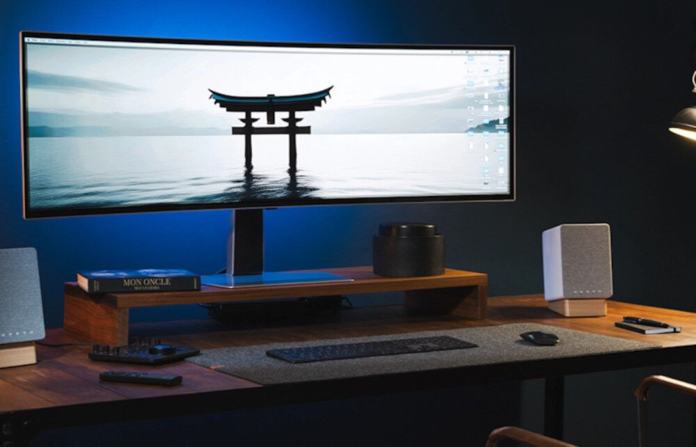 Kolumny głośnikowe ONKYO GX-10DB DSP wzmacniacz klasy D dla profesjonalistów, głośniki stojące na biurku obok monitora