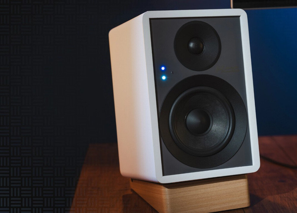 Kolumny głośnikowe ONKYO GX-10DB aktywne kompaktowe przestrzeń, głośnik stojący na biurku w pomieszczeniu