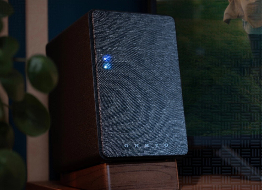 Kolumny głośnikowe ONKYO GX-10DB design MDF estetyka minimalizm, głośnik stojący na biurku w pomieszczeniu