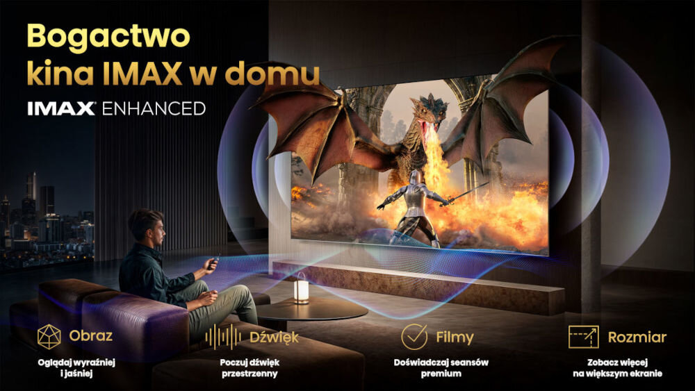 Telewizor HISENSE 75U7Q Pro - Kinowa jakość w salonie, MAX Enhanced, DTS, telewizor powieszony na ścianie, osoba siedząca na sofie