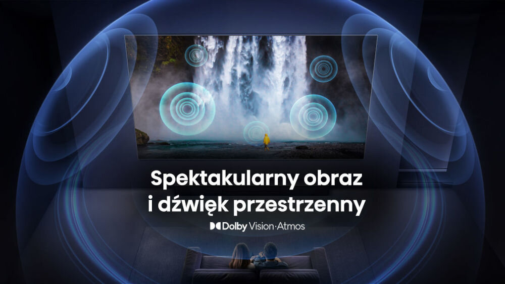Telewizor HISENSE 75U7Q Pro - Obraz i dźwięk z Dolby, Dolby Vision, Dolby Atmos, Dźwięk 360°, telewizor powieszony na ścianie, osoby siedzące na kanapie, które otacza dźwięk przestrzenny