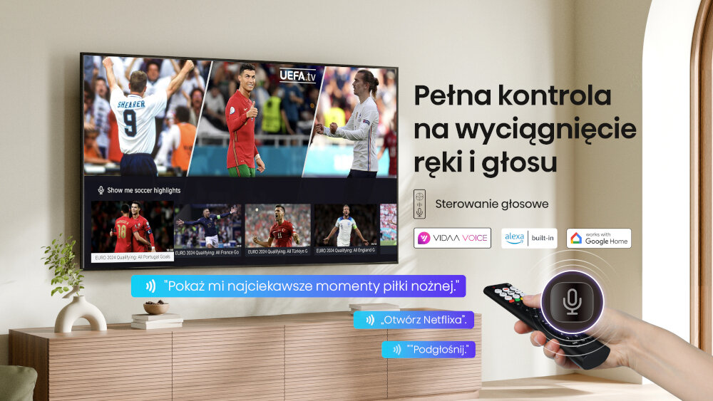 Telewizor HISENSE 43E7Q Pro - Sterowanie za pomocą głosu, pilot trzymany w ręku skierowany w kierunku telewizora