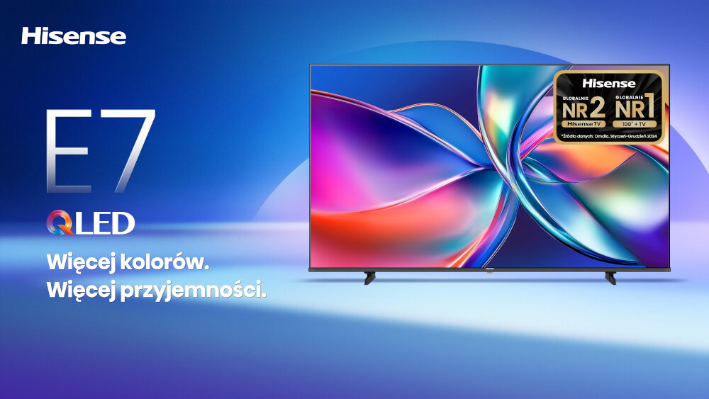 Telewizor HISENSE 85E7Q - Dobry obraz i dźwięk, telewizor od frontu na niebiesko-błekitnym tle
