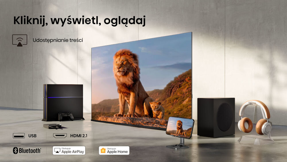 Telewizor HISENSE 65A6Q - Proste udostępnianie treści, Share to TV, telewizor pod skosem stojący na podłodze z różnego typu sprzętami