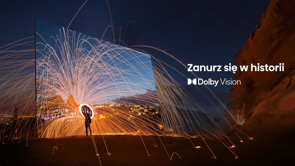 Telewizor HISENSE 75A6Q - Duża głębia obrazu, Dolby Vision, telewizor pod skosem na tle górzystego krajobrazu