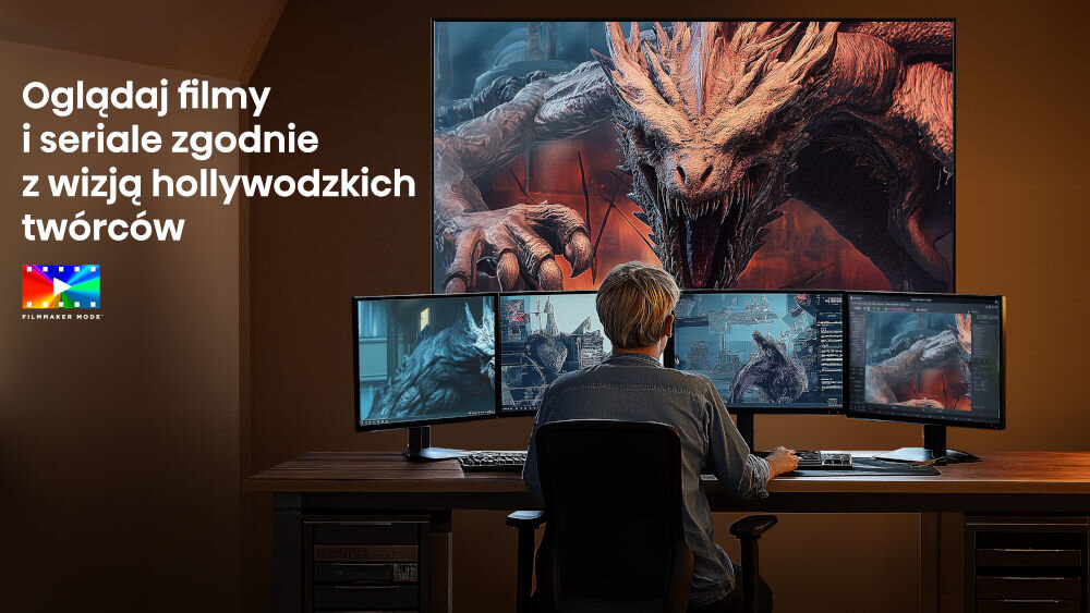 Telewizor HISENSE 75A6Q - Obraz zgodny z wizją twórcy, Filmmaker Mode, osoba siedząca przy biurku z czterema mionitorami i telewizorem zawieszonym na ścianie
