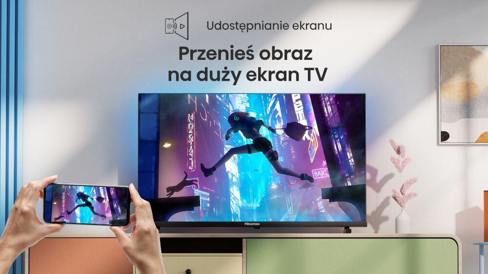 Telewizor HISENSE 40A5Q - Przesyłaj treści bez kabli, Share to TV, telewizor stojący na komodzie , ręce trzymające telefon