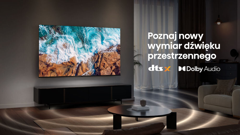 Telewizor HISENSE 85A6Q - Kinowy dźwięk w Twoim domu, Dolby Audio, DTS Virtual:X, telewizor zawieszony na scianie w salonie z którego wydobywa się dźwięk