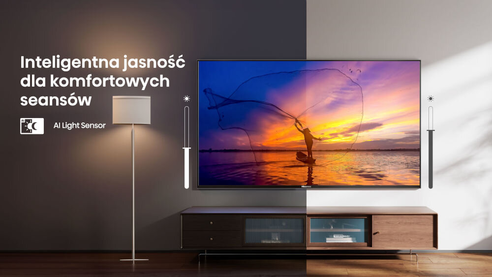 Telewizor HISENSE 65A7Q - Komfort przy każdym świetle, AI Light Sensor, teleweizor zawieszony na ścianie nad komodą, dzień i noc