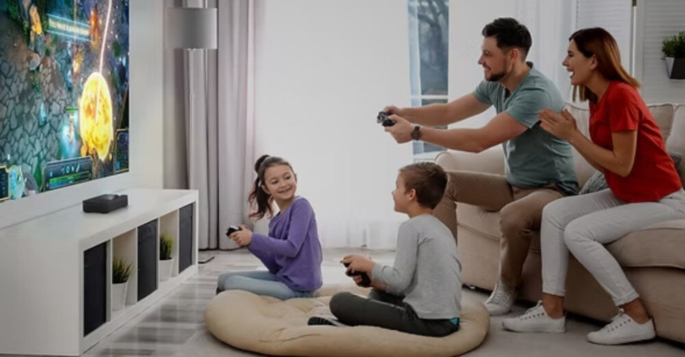 Projektor OPTOMA Photon Go PH31UST przenośna rozrywka duży ekran Google TV ultrakrótki rzut, projektor stojący na komodzie, wyświetlający obraz na ścianie, rodzina grająca w gry wideo