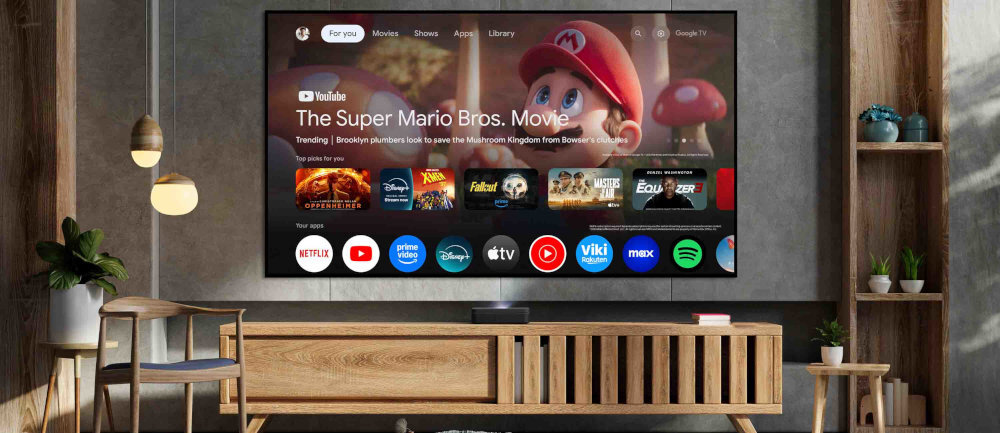 Projektor OPTOMA Photon Go PH31UST Google TV dostęp do aplikacji streamingowych rekomendacje, projektor stojący na komodzie, wyświetlający obraz na ekranie projekcyjnym w salonie