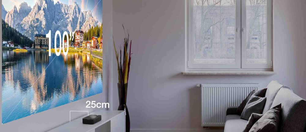 Projektor OPTOMA Photon Go PH31UST ultrakrótki rzut UST duży obraz 100 cali, projektor stojący na komodzie, wyświetlający obraz na ścianie w pomieszczeniu