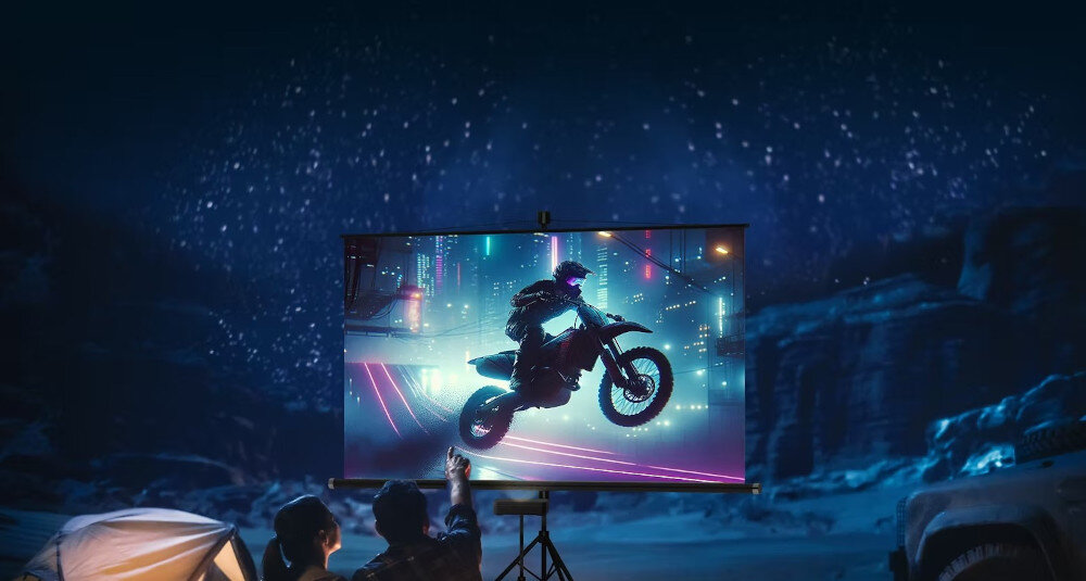 Projektor OPTOMA Photon Go PH31UST lekka mobilna konstrukcja przenośny ekran, projektor wyświetlający obraz na ekranie projekcyjnym w nocy na tle gwiazd