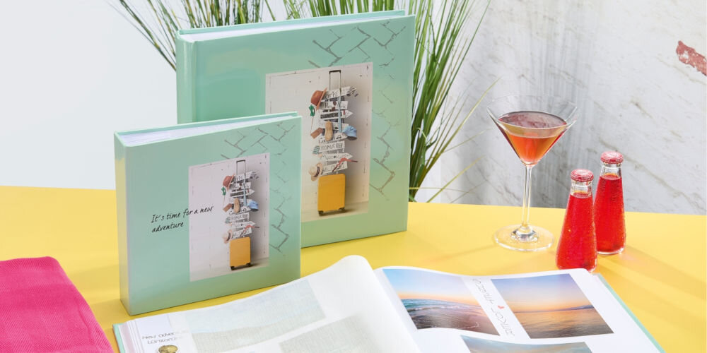 Album HAMA Jumbo Journey (100 stron) prezentacja albumu na stole w tle kwiat na stole żółty obrus napoje Twórz kreatywne wspomnienia 