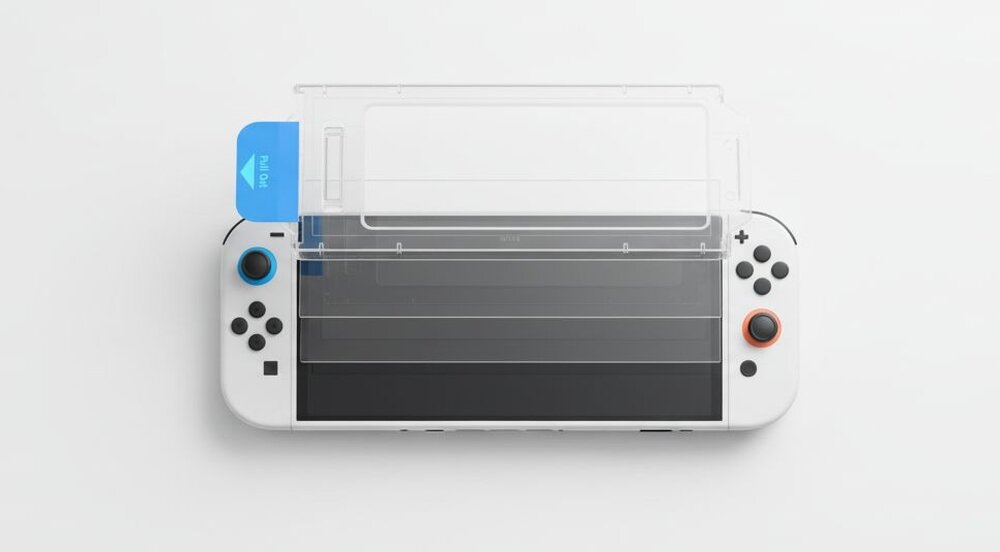 Widok z góry na Nintendo Switch 2 na białym tle, na ekranie ułożona prowadnica montażowa szkła z niebieską zakładką ‘Pull Out’ po lewej stronie