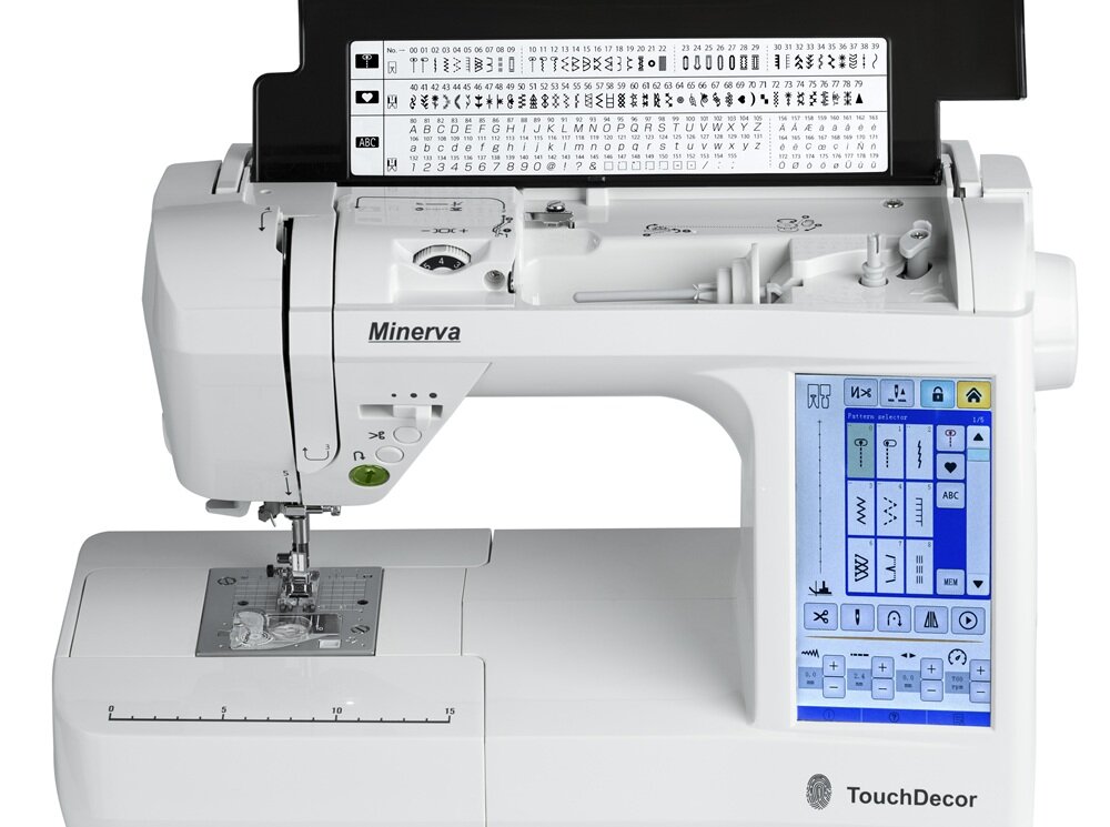 Maszyna do szycia MINERVA TouchDecor funkcja szycia wstecz, blokada ściegów, trwałe przeszycia, automatyczne zabezpieczenia, spokojna praca