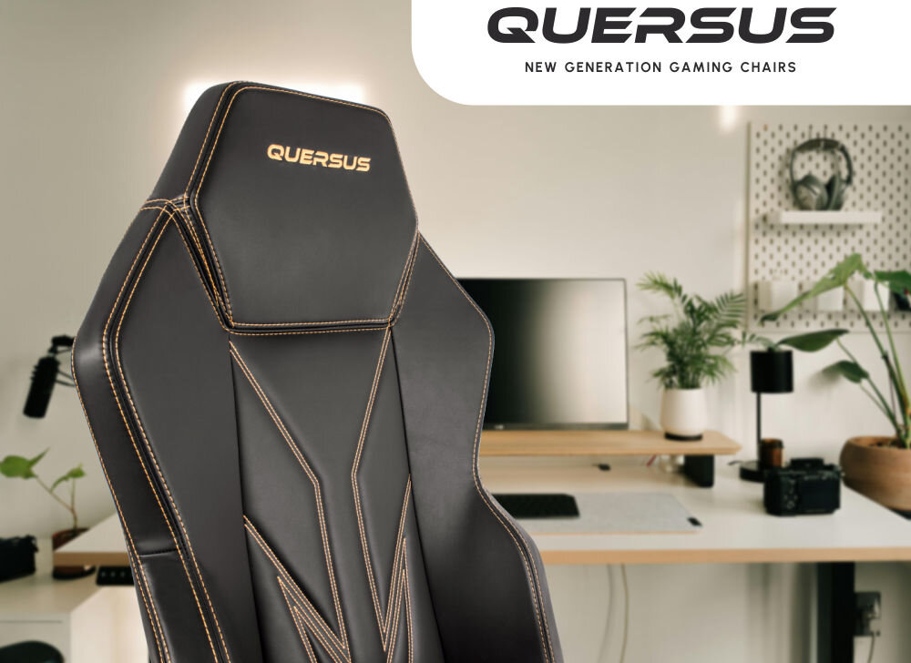 Fotel QUERSUS Vaos.2.3 Gold Accent Czarny (złote elementy) prezentacja fotela od przodu pod kątem w tle pokój napis z marką na białym tle w prawym górnym rogu