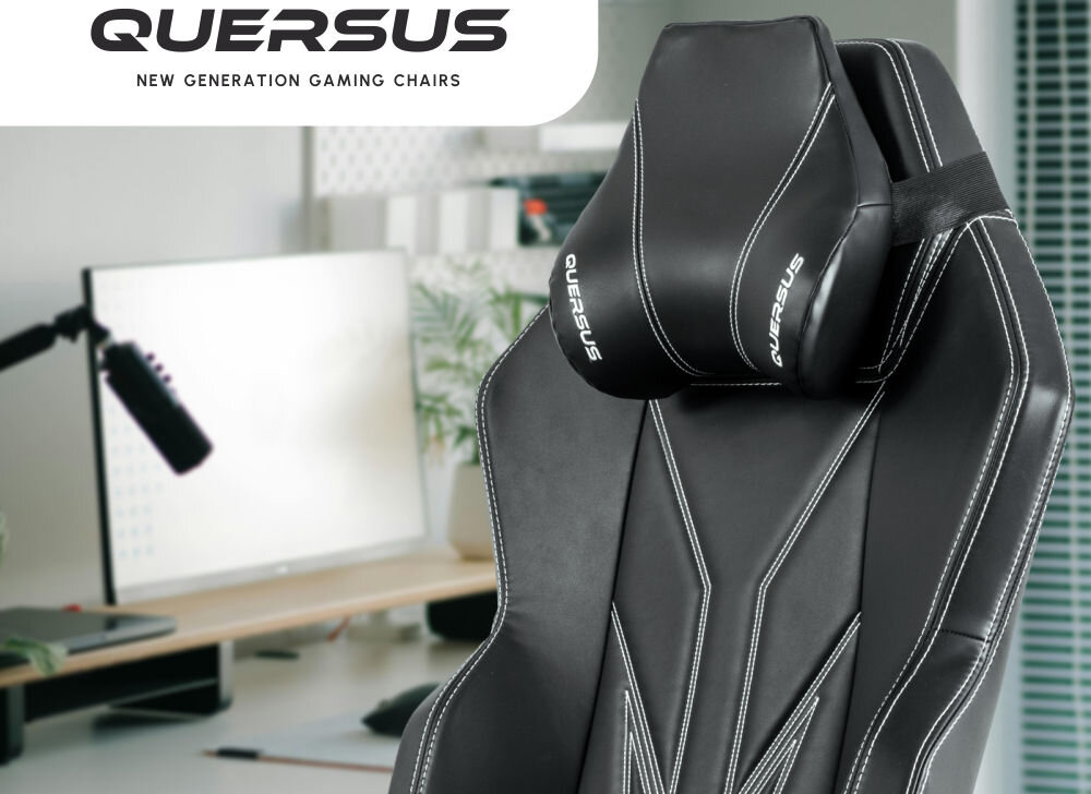 Fotel QUERSUS Vaos.2.3 White Accent Czarny (białe elementy) prezentacja fotela od przodu pod kątem w tle pokój napis z marką na białym tle w górnym rogu