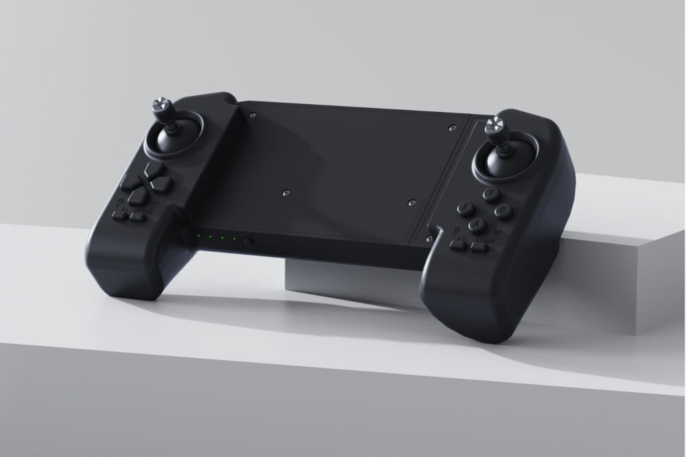 Kontroler UNITREE Go2 Czarny, prostokątny kontroler do robota Unitree GO2 leży na białym tle, podniesiony na postumencie. Kontroler ma dwie symetryczne rączki z joystickami, przyciskami (krzyżak D-pad, X, Y, A, B) oraz cztery zielone diody wskaźnika stanu.