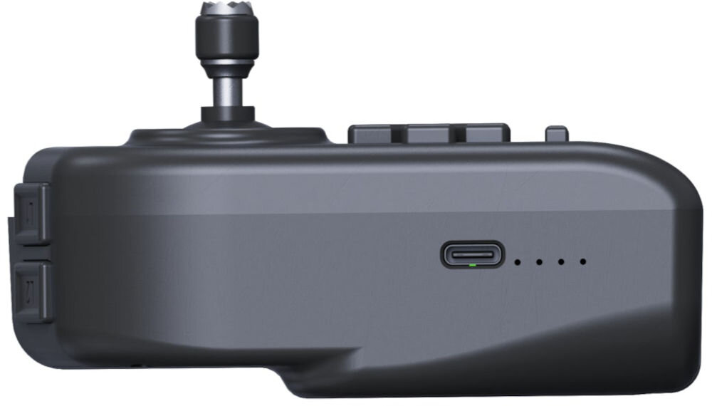 Kontroler UNITREE Go2 Widok z boku na czarny kontroler Unitree. Widoczny jest port ładowania USB-C z małą zieloną diodą oraz cztery czarne kropki, symbolizujące wskaźnik naładowania lub stanu baterii.