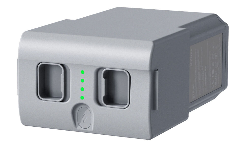 Bateria UNITREE Go2 Standard Zdjęcie studyjne, przedstawiające szary akumulator do robota Unitree w trójwymiarowym ujęciu. Wskaźnik naładowania (cztery zielone diody LED) sugeruje, że bateria jest w pełni naładowana. Na prawej ściance widoczna jest naklejka z oznaczeniem, prawdopodobnie z modelem BT2-04 i informacjami o zasilaniu.