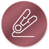 Ikona przedstawia białą prostownicę do włosów na okrągłym, bordowym tle.