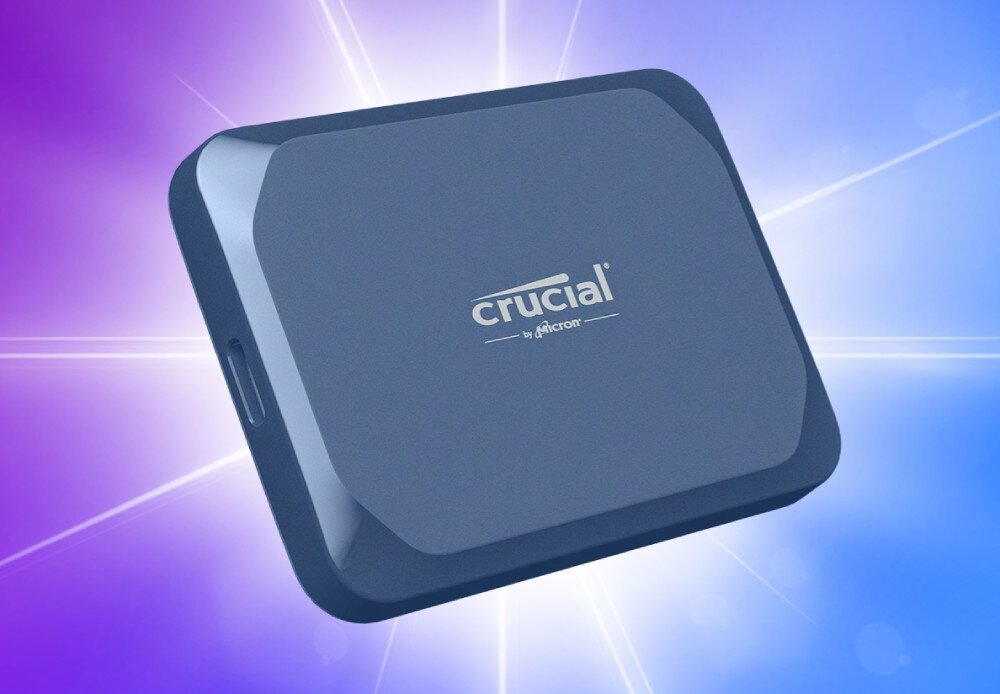 Dysk CRUCIAL X10 Niebieski dysk przenośny z logo 'crucial by Micron' na tle fioletowo-niebieskiej poświaty z promieniami świetlnymia, opis