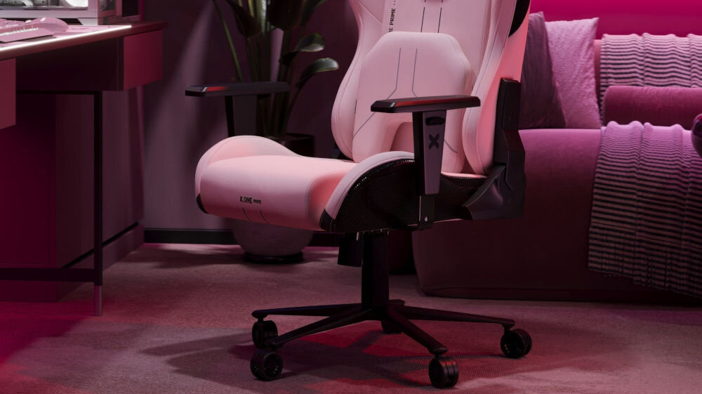 Fotel DIABLO CHAIRS X-One Prime Różowy zbliżenie na poduszkę lędźwiową wsparcie dolnego odcinka kręgosłupa elastyczna konstrukcja regulacja sprzyja utrzymaniu właściwej pozycji