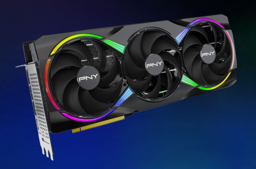 Karta graficzna PNY GeForce RTX 5070 Ti ARGB OC Triple Fan Plus 16GB Perspektywiczny widok karty graficznej na ciemnoniebieskim tle, eksponujący trzy wentylatory z podświetleniem ARGB oraz masywną czarną obudowę