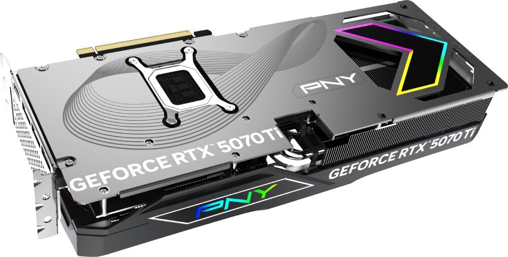 Karta graficzna PNY GeForce RTX 5070 Ti ARGB OC Triple Fan Plus 16GB Perspektywiczny widok karty graficznej ukazujący metalowy backplate z napisem 'GEFORCE RTX 5070 TI', radiatorem chłodzącym oraz elementem z podświetleniem RGB w kształcie wielokąta