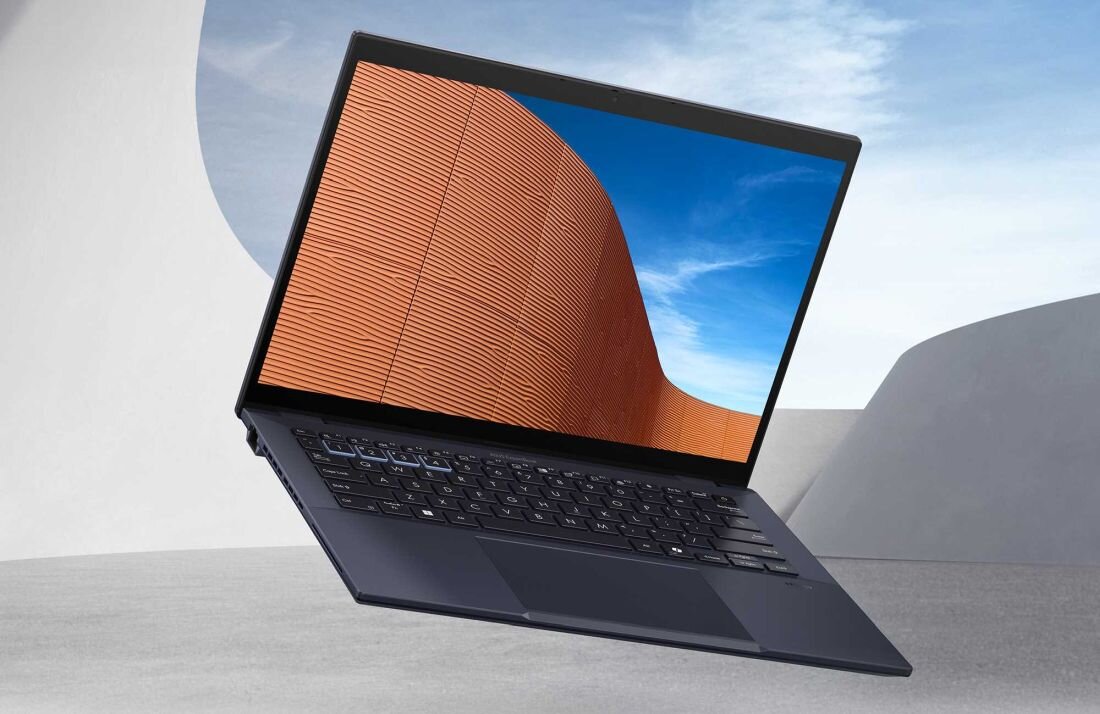 Laptop ASUS ExpertBook B5 z abstrakcyjnym ekranem w kolorach pomarańczowym i niebieskim, lekka konstrukcja w kolorze czarnym, nowoczesny minimalistyczny design na szarym tle, idealne połączenie stylu i funkcjonalności dla profesjonalistów 