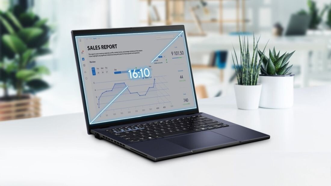 Laptop ASUS ExpertBook B5 wyświetlający raport sprzedaży z wykresami i danymi analitycznymi w jasnym biurze, wąskie ramki NanoEdge wokół ekranu, rośliny doniczkowe na białym biurku, konstrukcja biznesowa do analizy danych i prezentacji  - 14-calowy NanoEdge    