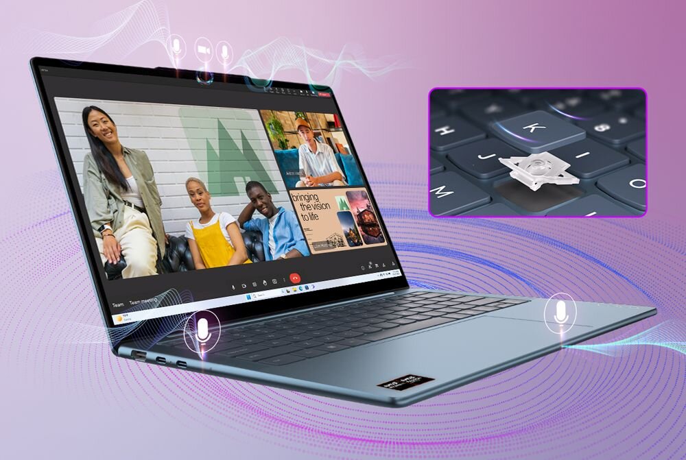 Laptop Lenovo Yoga Slim 7 z wideokonferencją na ekranie – cztery osoby w różnych oknach, wizualizacja mikrofonów i funkcji AI w prawym górnym rogu, na fioletowym tle z falami dźwiękowymi. - Premium Suite